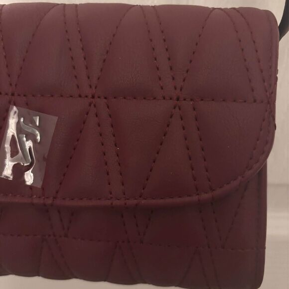 Simply Vera Wang Mauve Berry mini crossbody purse new with tags - Picture 3 of 7